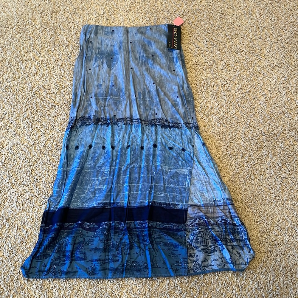 NWT ladies skirt, Sz.11, Zips in back, left side slit to knee, multi blue tones!